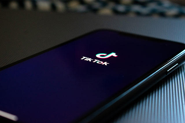 2、抖音的娱乐属性强