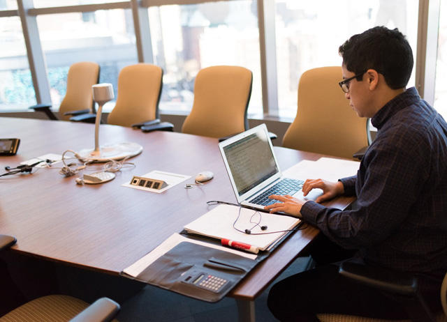 广告信息传递方式不同