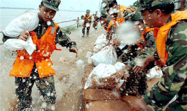 1998年抗洪救灾英雄人物事迹 （向英雄致敬）