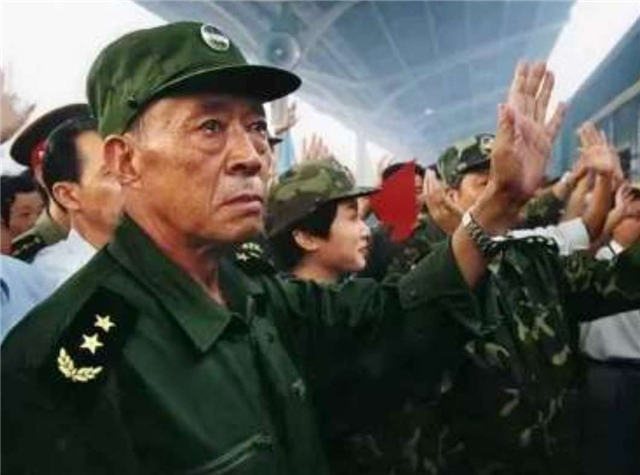 1998年抗洪救灾英雄人物事迹 （向英雄致敬）