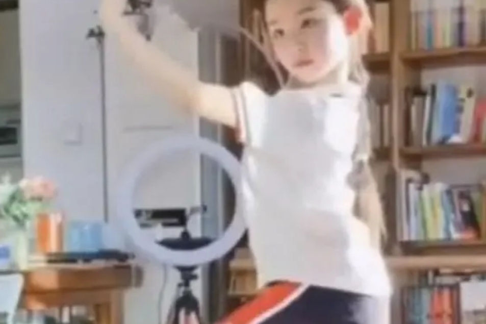 一个特别火的小姑娘网红(这个女孩火了) 一个特别火的小姑娘网红(这个女孩火了)