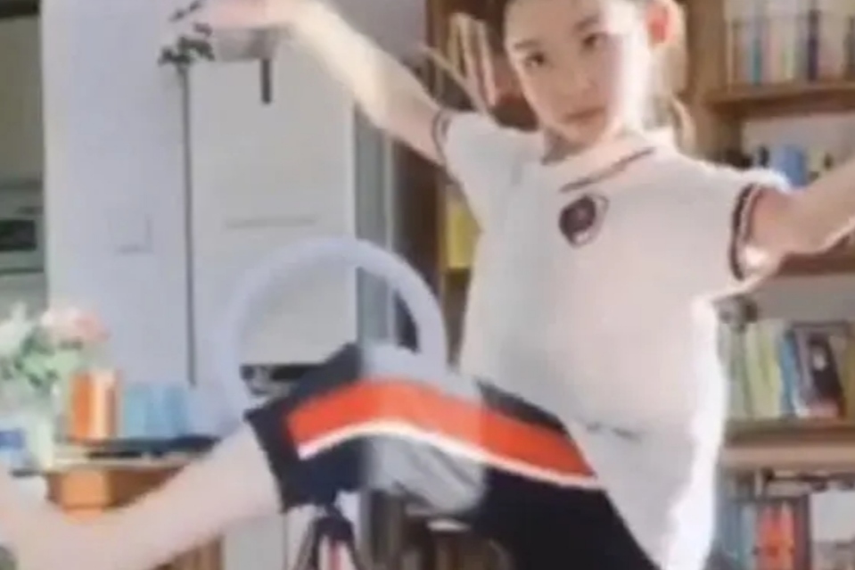 一个特别火的小姑娘网红(这个女孩火了) 一个特别火的小姑娘网红(这个女孩火了)