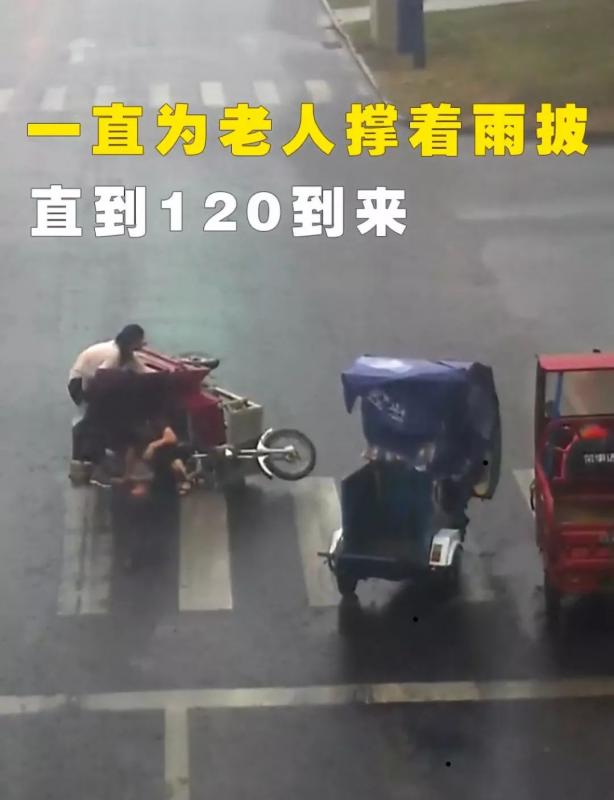 上海女孩扶老人被讹(小伙好心下车扶摔倒大妈发被讹) 上海女孩扶老人被讹(小伙好心下车扶摔倒大妈发被讹)