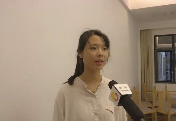 上海女孩扶老人被讹(小伙好心下车扶摔倒大妈发被讹) 上海女孩扶老人被讹(小伙好心下车扶摔倒大妈发被讹)