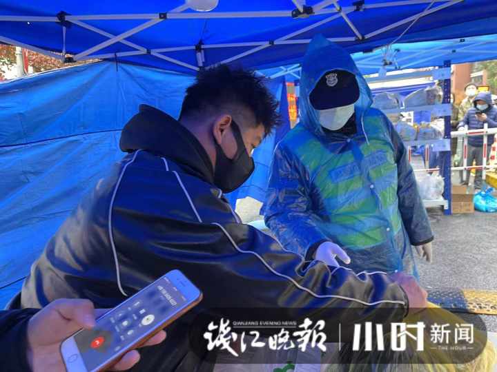 两元青菜照样送,老人家电话下单也可以,杭州东港嘉苑这家店的免费送货服务,赞