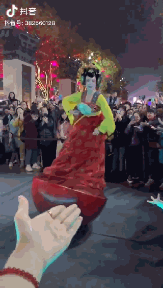 “不倒翁”美少女火了!身份曝光,秘密被扒,原来你是这种女人…