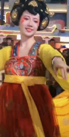 “不倒翁”美少女火了!身份曝光,秘密被扒,原来你是这种女人…