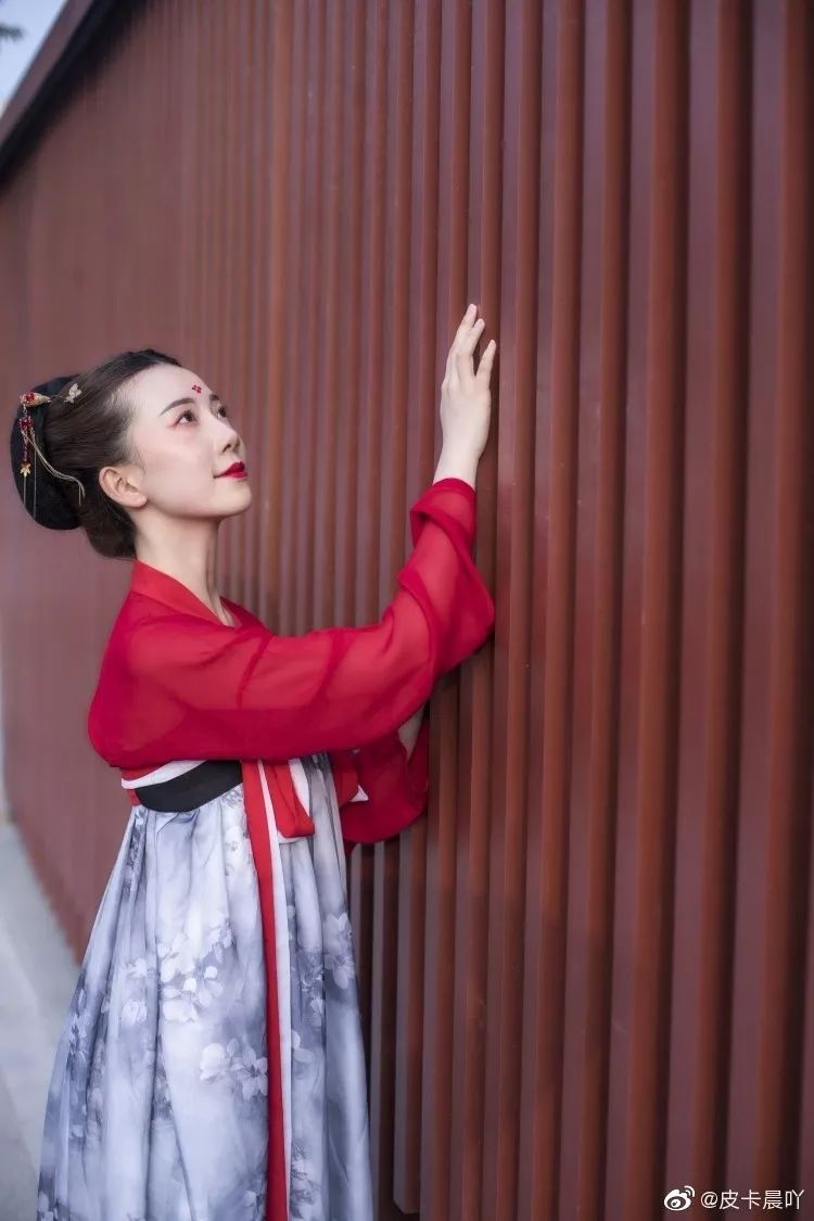 “不倒翁”美少女火了!身份曝光,秘密被扒,原来你是这种女人…