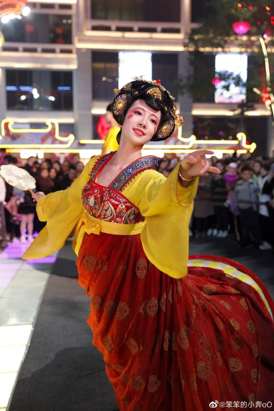 “不倒翁”美少女火了!身份曝光,秘密被扒,原来你是这种女人…