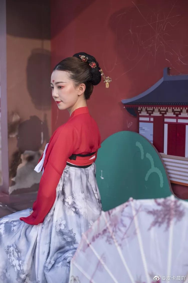 “不倒翁”美少女火了!身份曝光,秘密被扒,原来你是这种女人…