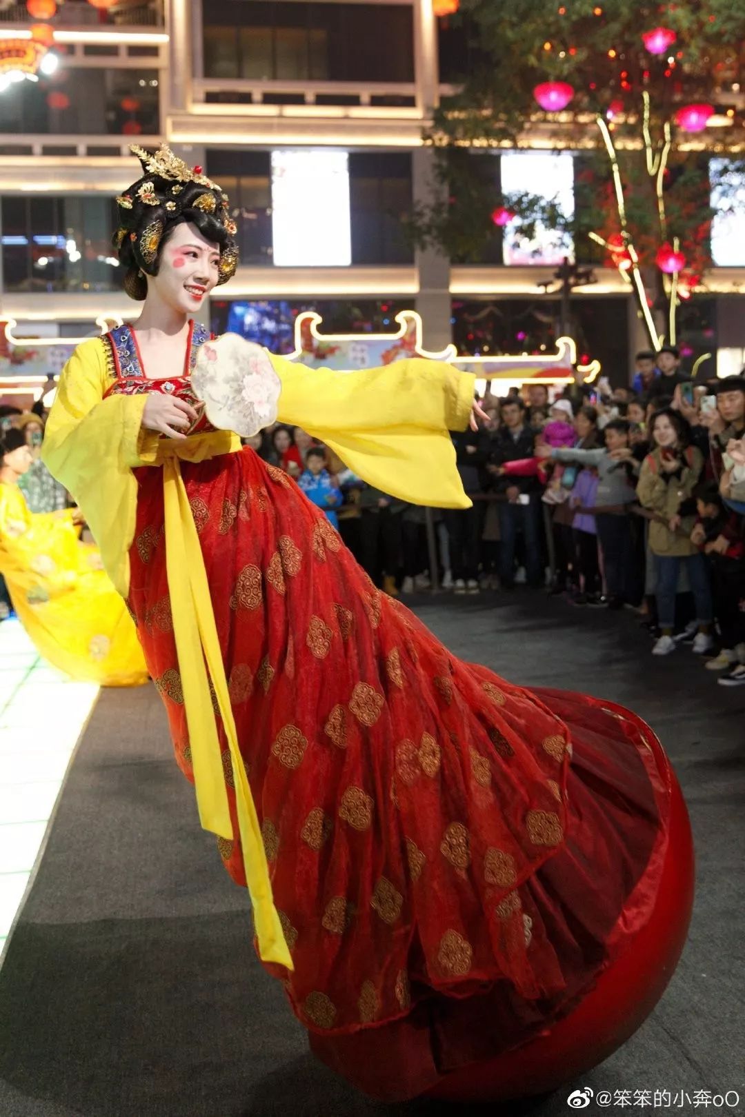 “不倒翁”美少女火了!身份曝光,秘密被扒,原来你是这种女人…