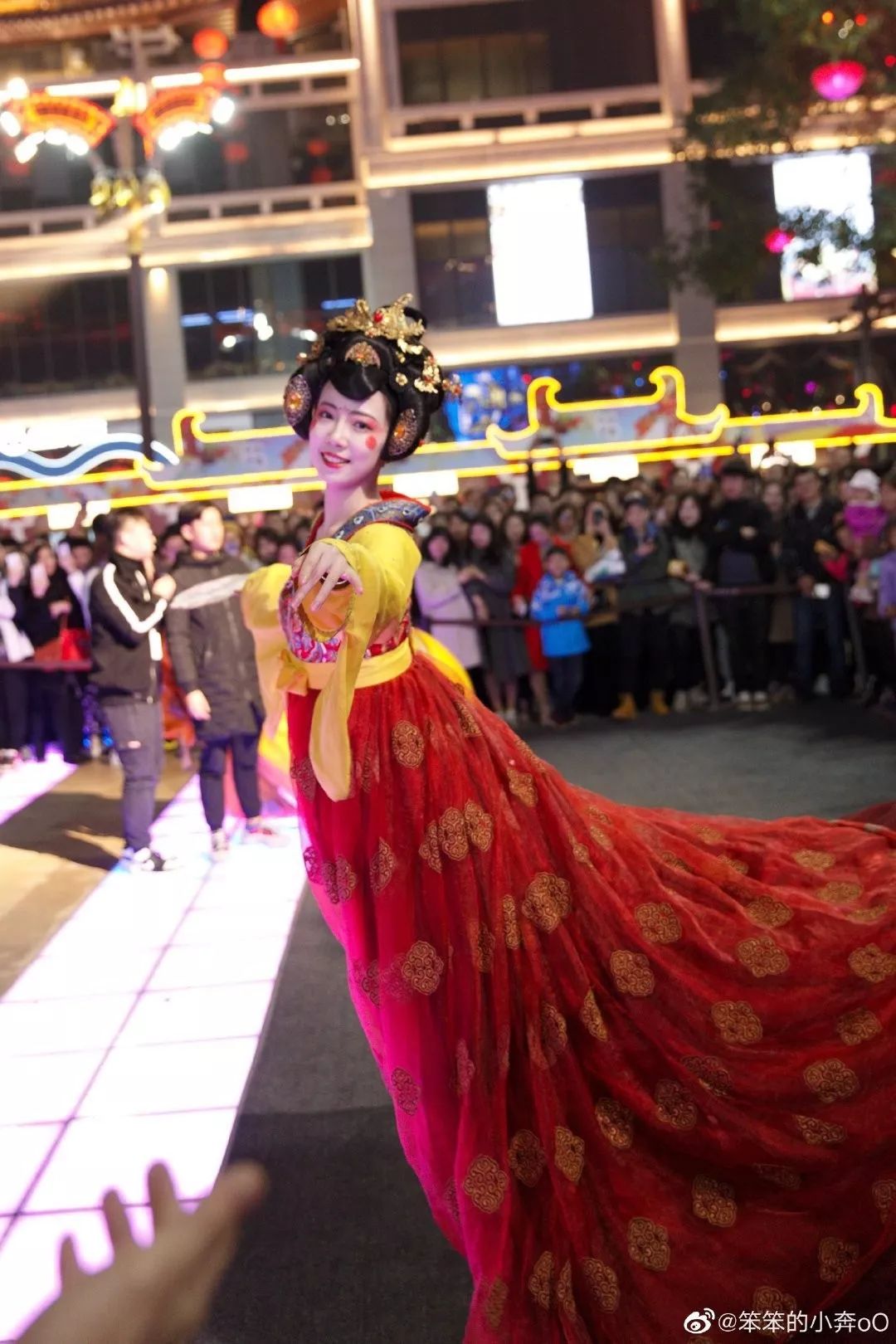 “不倒翁”美少女火了!身份曝光,秘密被扒,原来你是这种女人…