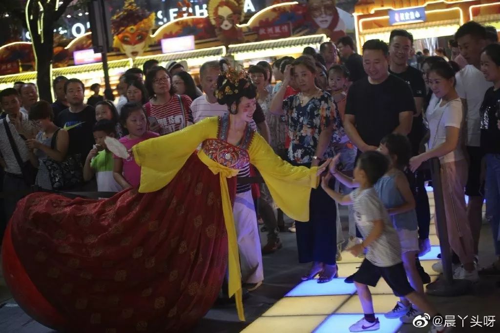 “不倒翁”美少女火了!身份曝光,秘密被扒,原来你是这种女人…