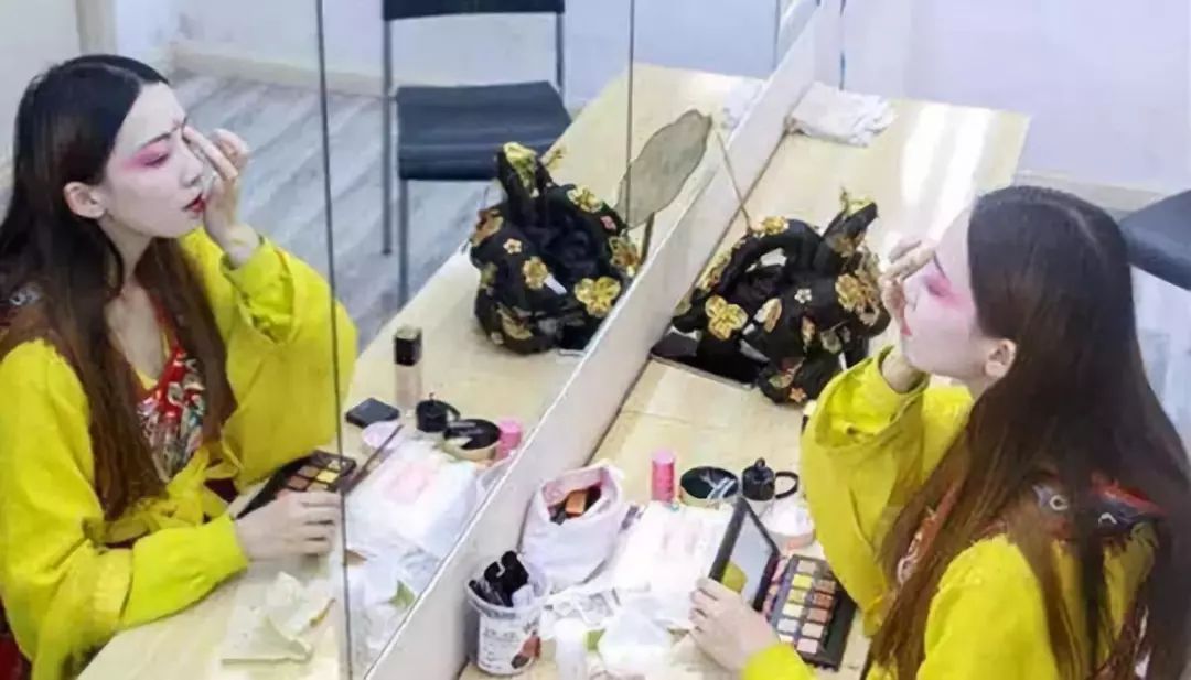 “不倒翁”美少女火了!身份曝光,秘密被扒,原来你是这种女人…