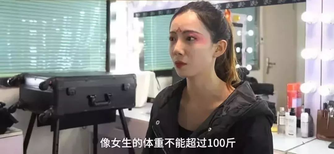 “不倒翁”美少女火了!身份曝光,秘密被扒,原来你是这种女人…