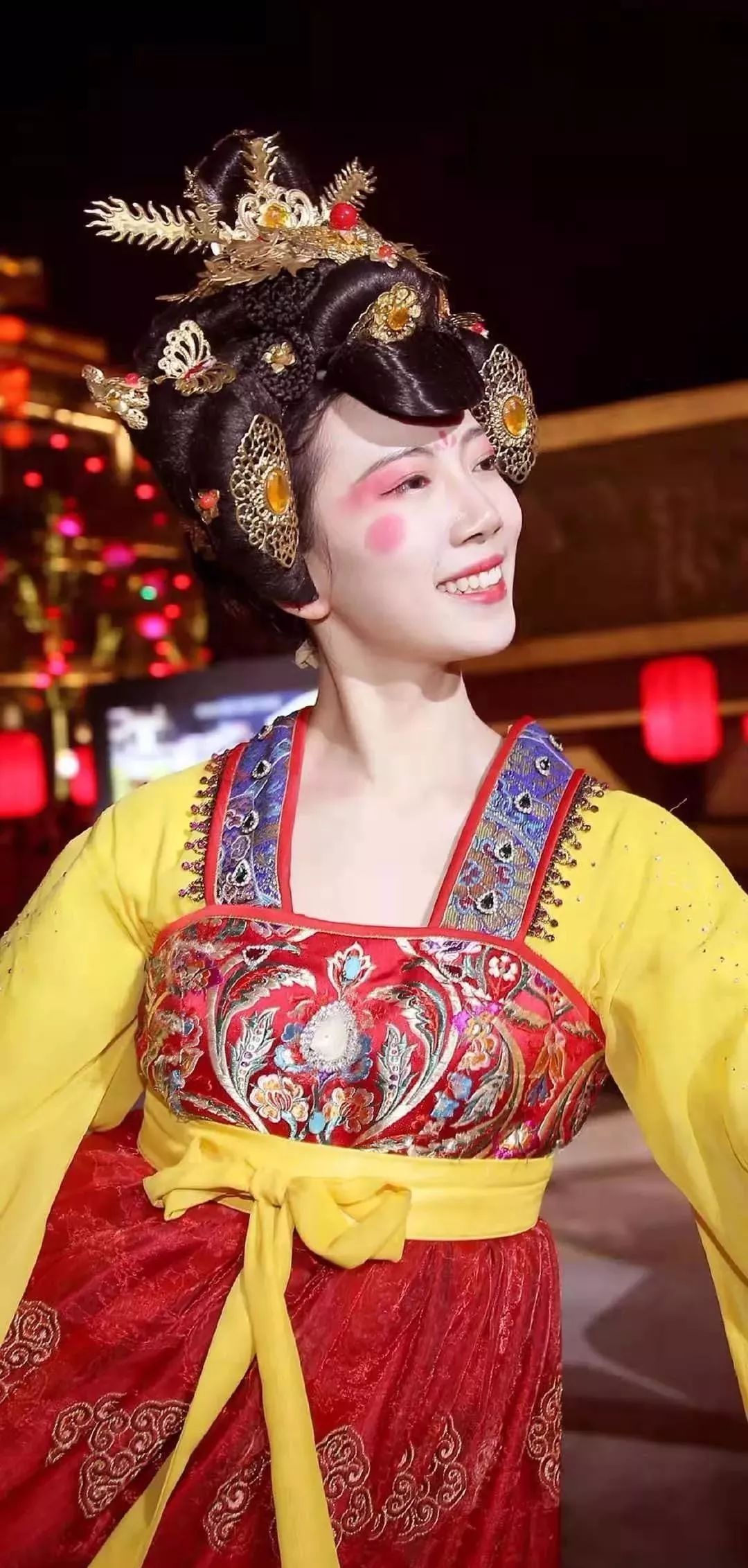 “不倒翁”美少女火了!身份曝光,秘密被扒,原来你是这种女人…