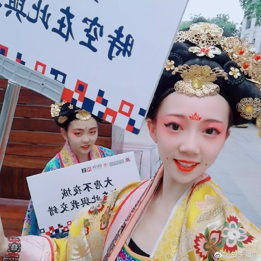 “不倒翁”美少女火了!身份曝光,秘密被扒,原来你是这种女人…