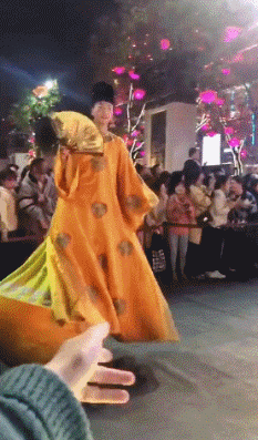 “不倒翁”美少女火了!身份曝光,秘密被扒,原来你是这种女人…