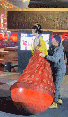 “不倒翁”美少女火了!身份曝光,秘密被扒,原来你是这种女人…