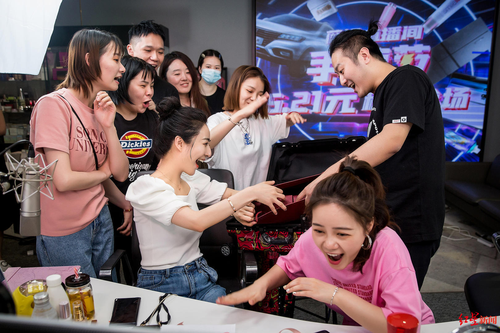 蜜蜂惊喜社上线,薇娅“换壳”复出?这条路走得通吗