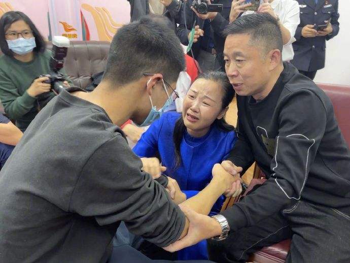 被拐孩子选择“养父母”，网民呼吁“买卖同刑”，可取吗？