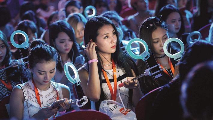 做短视频一个月赚2w,只需一部手机,他们究竟靠什么赚钱?