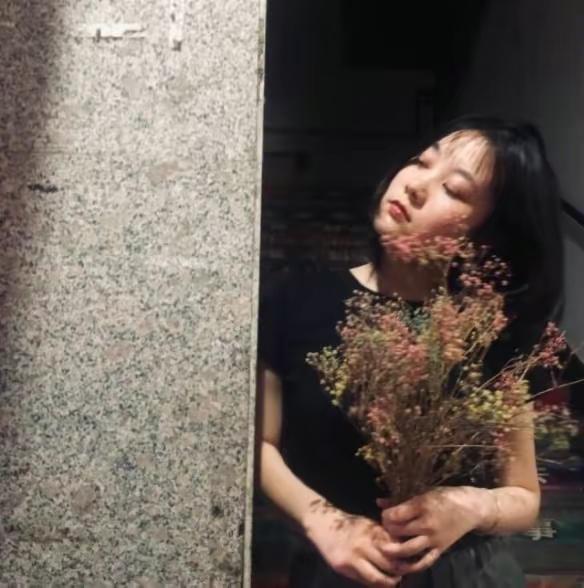 这位25岁的江苏女孩,北京的服务员和吉祥的工人现在成为互联网名人,年收入为3000万