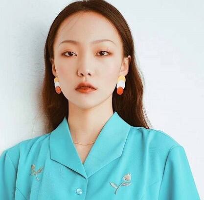 这位25岁的江苏女孩,北京的服务员和吉祥的工人现在成为互联网名人,年收入为3000万