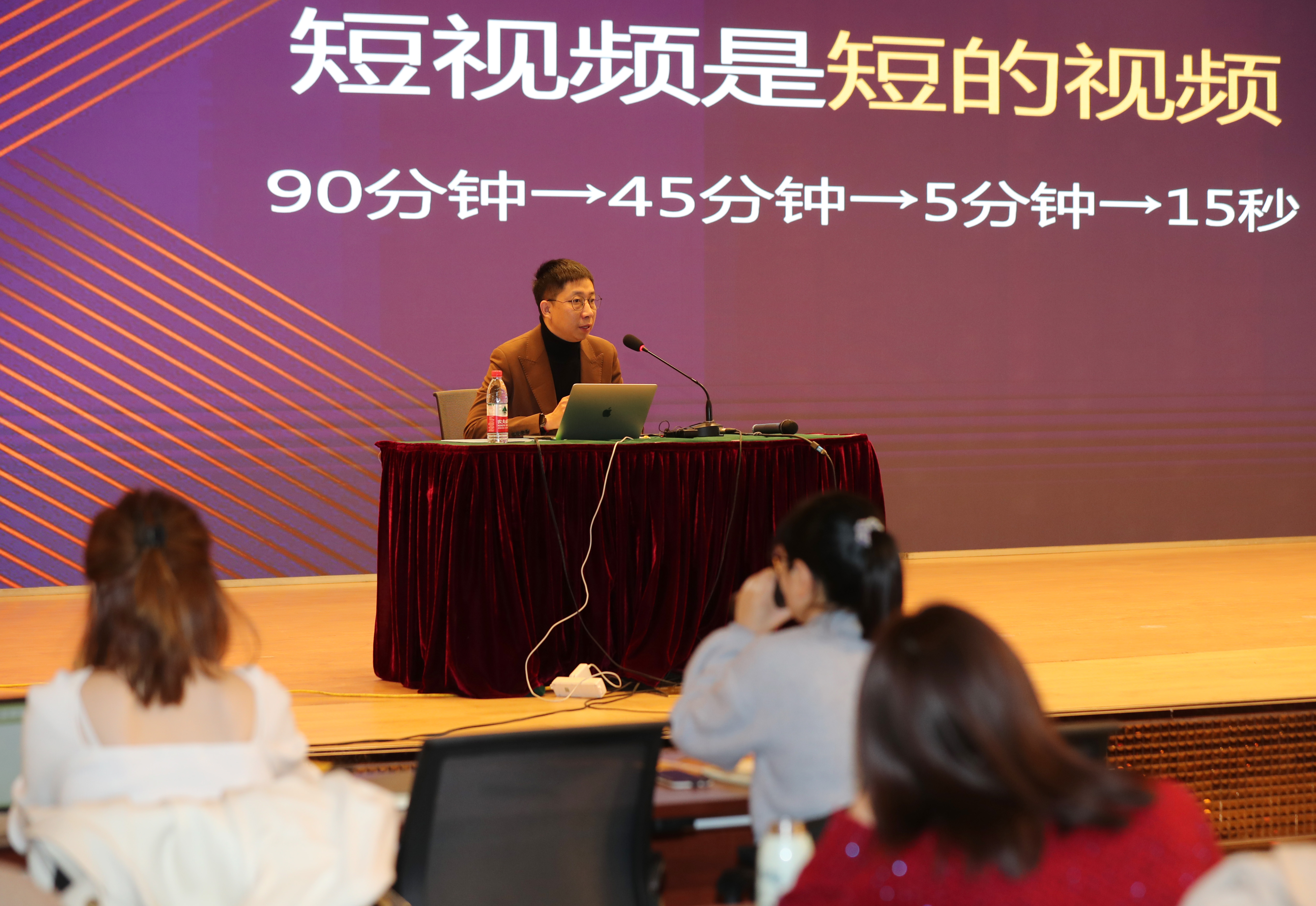 YU视频受训者培训的第二天,第二个变更编辑的主任-in -in -Chief教您如何播放简短的视频