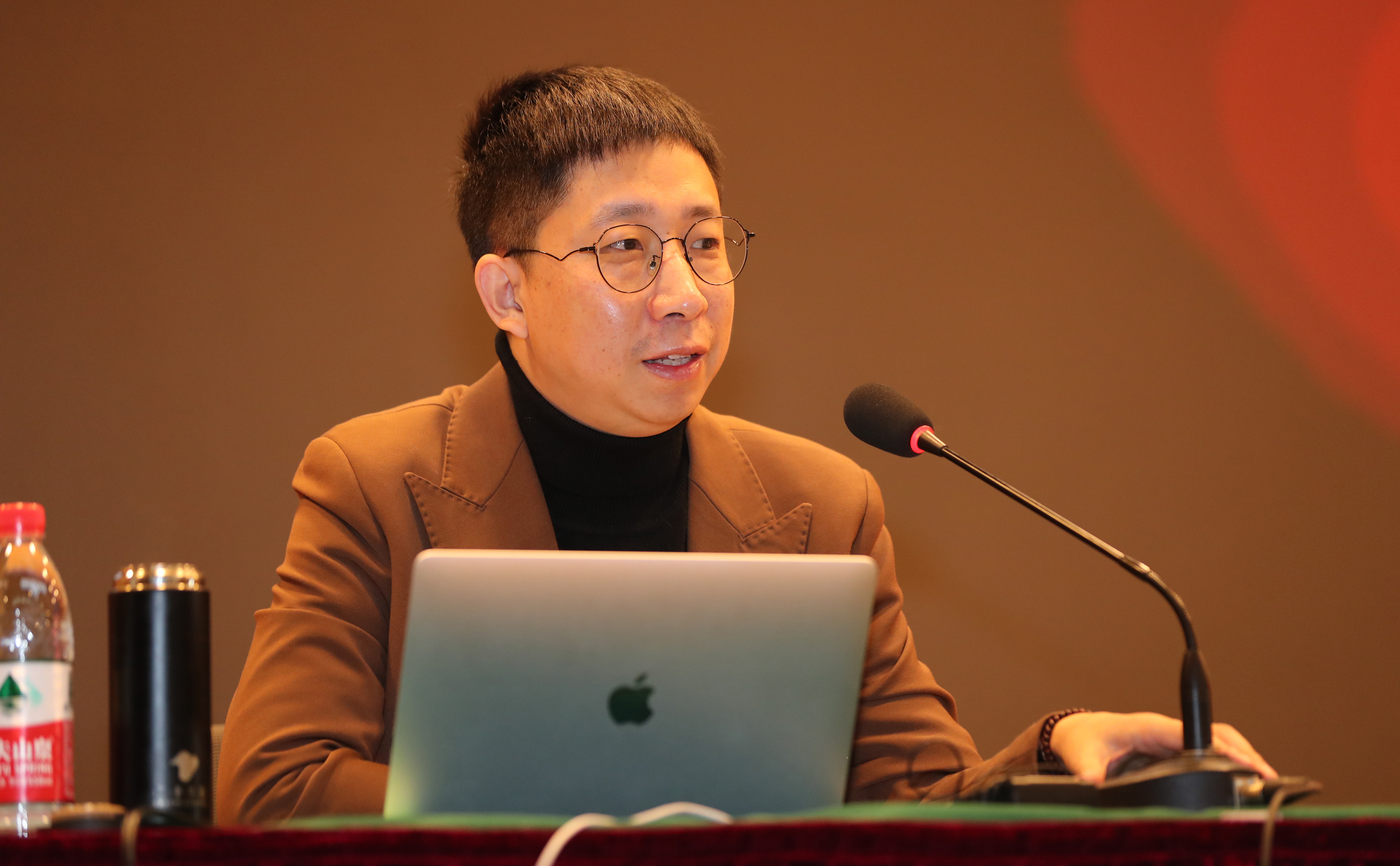 YU视频受训者培训的第二天,第二个变更编辑的主任-in -in -Chief教您如何播放简短的视频