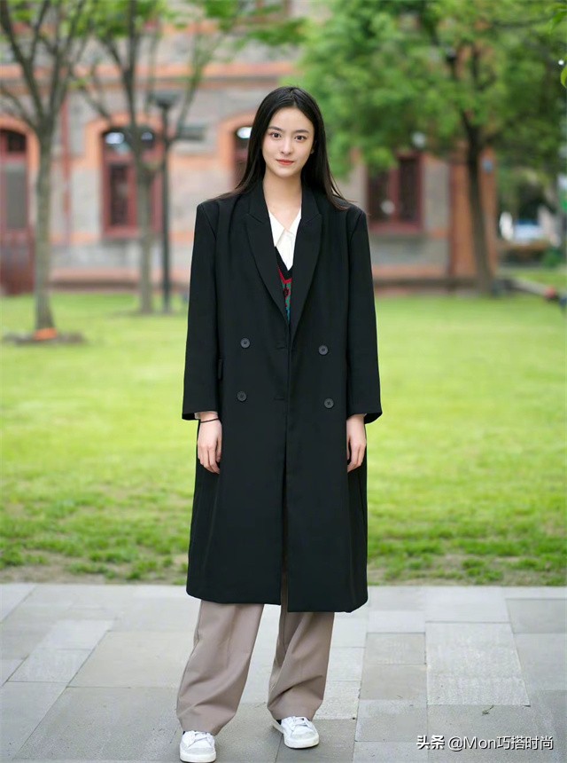 卡其色裤子搭配什么颜色上衣好看(今年流行的卡其裤怎么搭)(3)