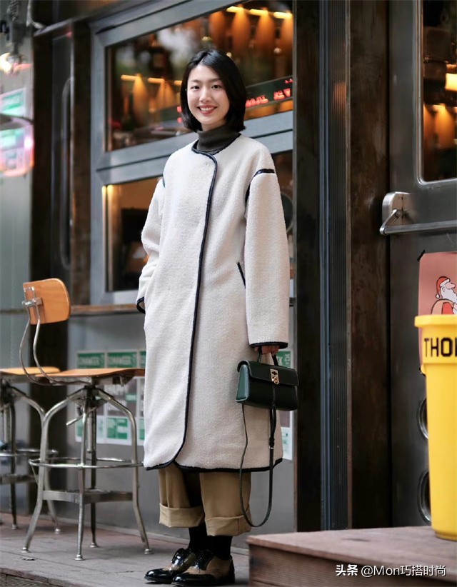 卡其色裤子搭配什么颜色上衣好看(今年流行的卡其裤怎么搭)(2)