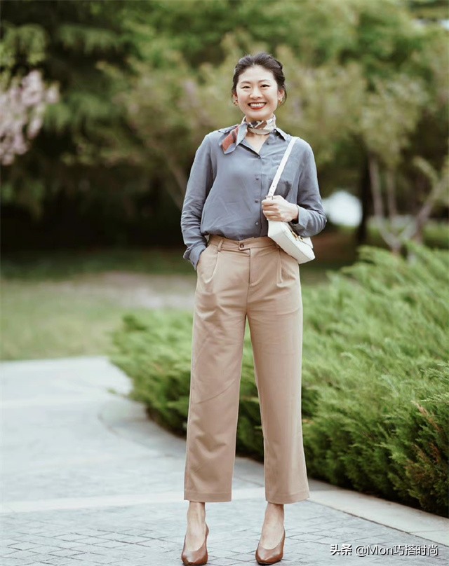 卡其色裤子搭配什么颜色上衣好看(今年流行的卡其裤怎么搭)(6)