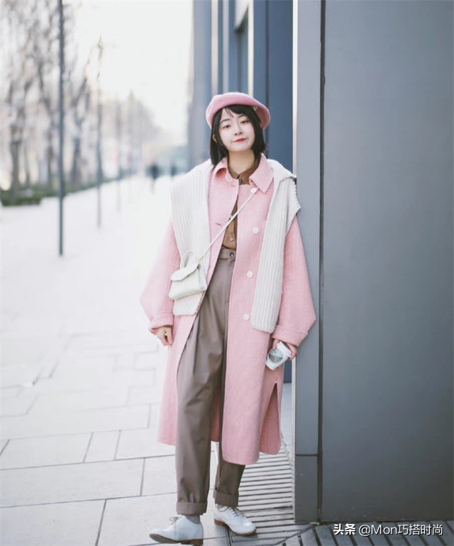 卡其色裤子搭配什么颜色上衣好看(今年流行的卡其裤怎么搭)(5)