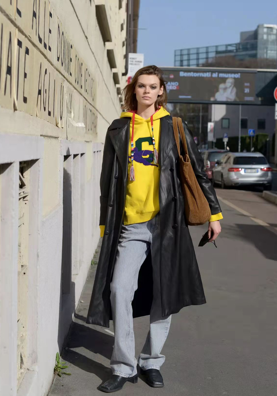 卫衣怎么搭配外套好看(春天“卫衣+外套”太潮了)(2)