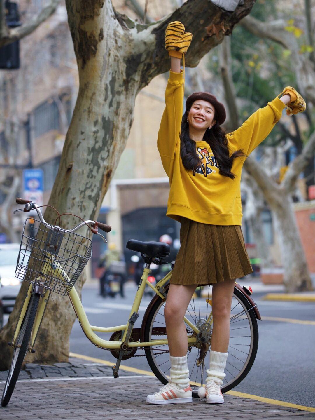 卫衣里面穿什么打底衫好看(冬天卫衣搭配什么显得年轻气质)(1)