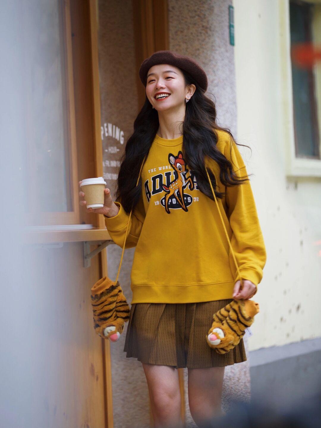 卫衣里面穿什么打底衫好看(冬天卫衣搭配什么显得年轻气质)(3)