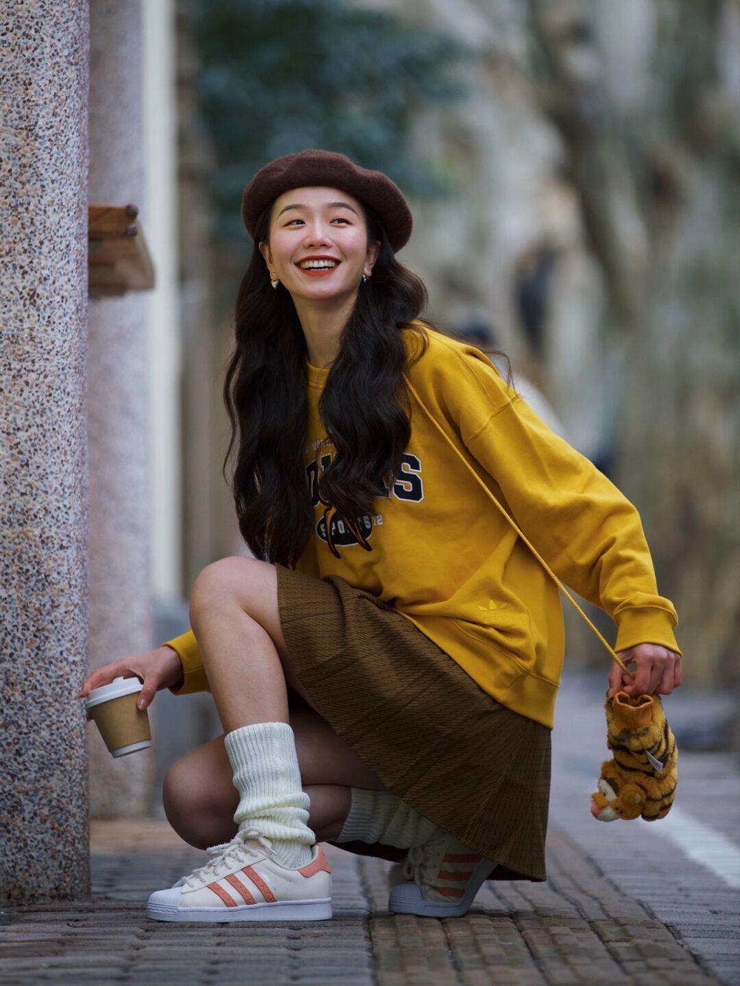 卫衣里面穿什么打底衫好看(冬天卫衣搭配什么显得年轻气质)(2)