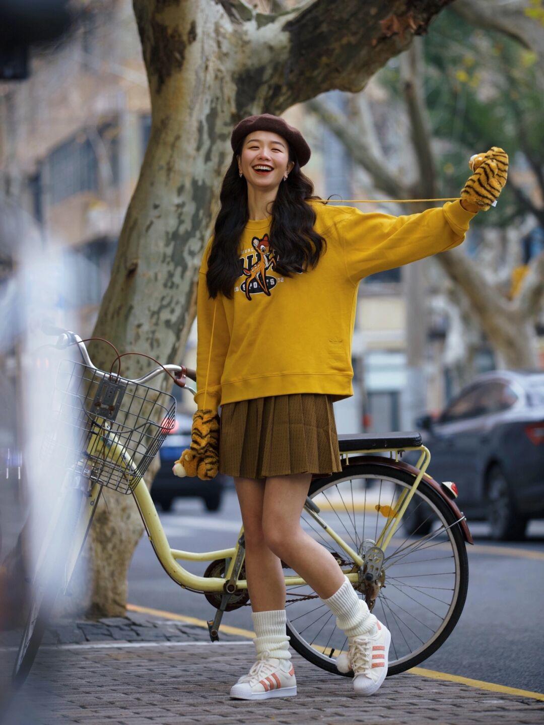 卫衣里面穿什么打底衫好看(冬天卫衣搭配什么显得年轻气质)(4)