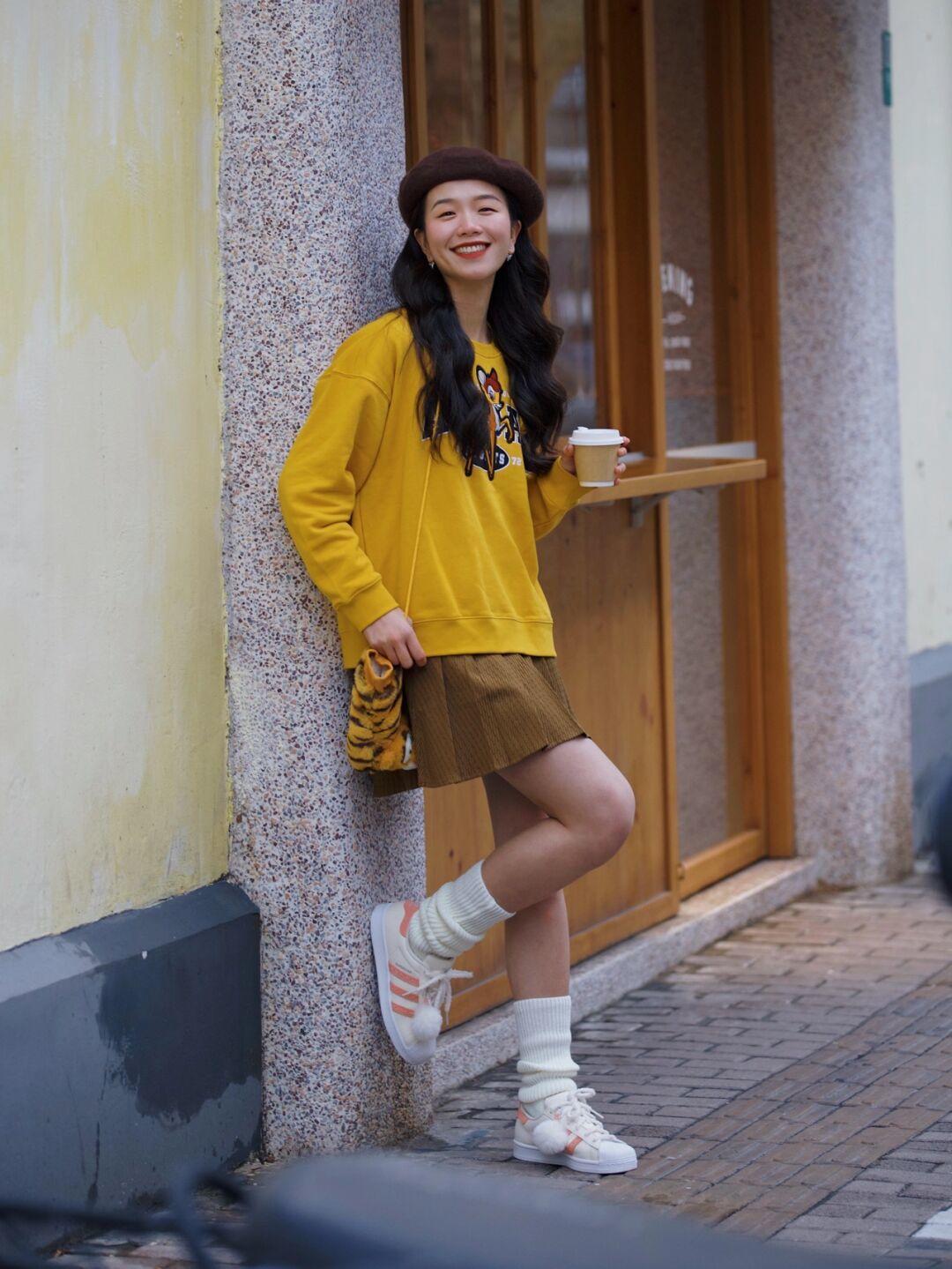 卫衣里面穿什么打底衫好看(冬天卫衣搭配什么显得年轻气质)(6)