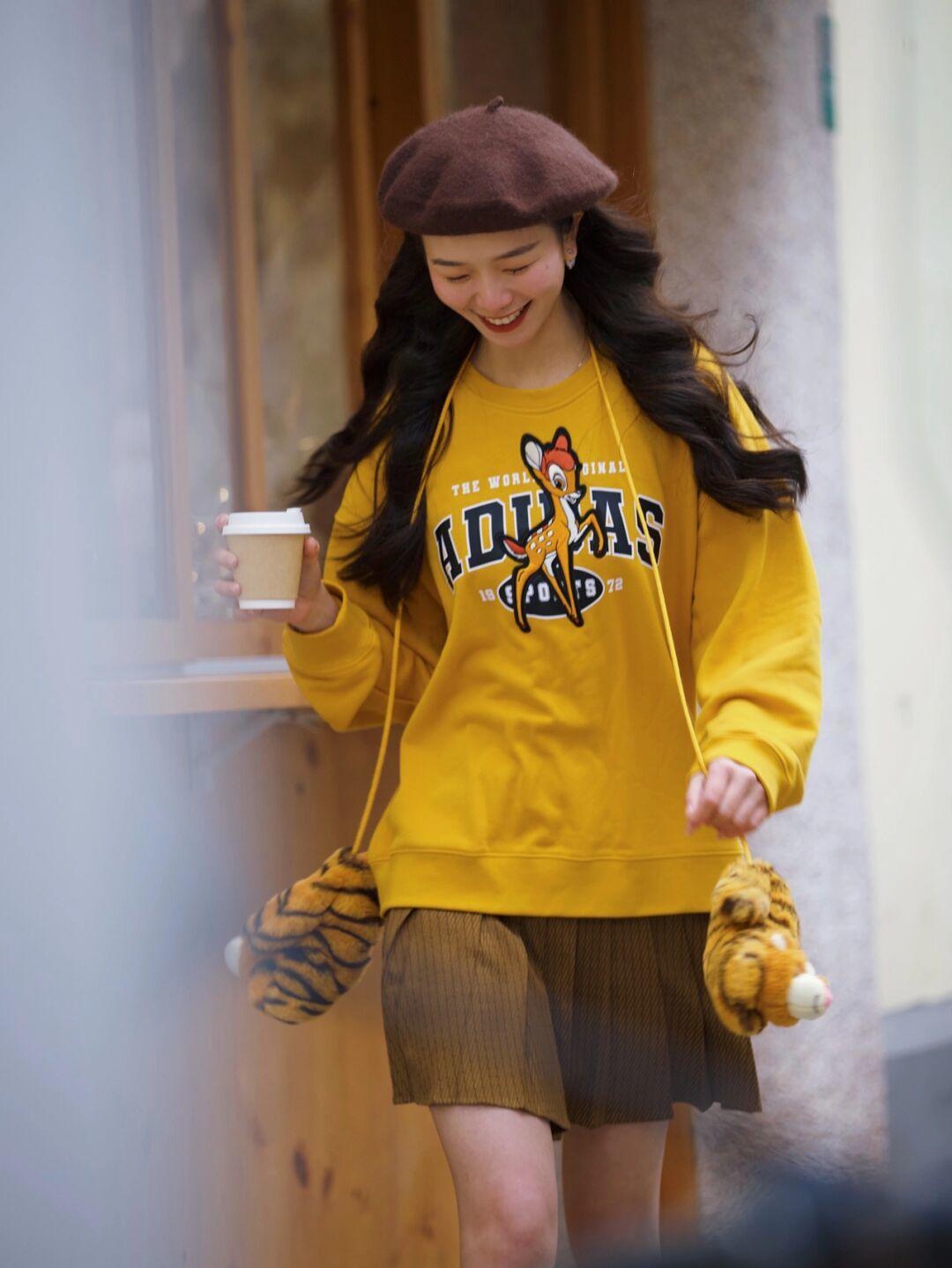 卫衣里面穿什么打底衫好看(冬天卫衣搭配什么显得年轻气质)(5)