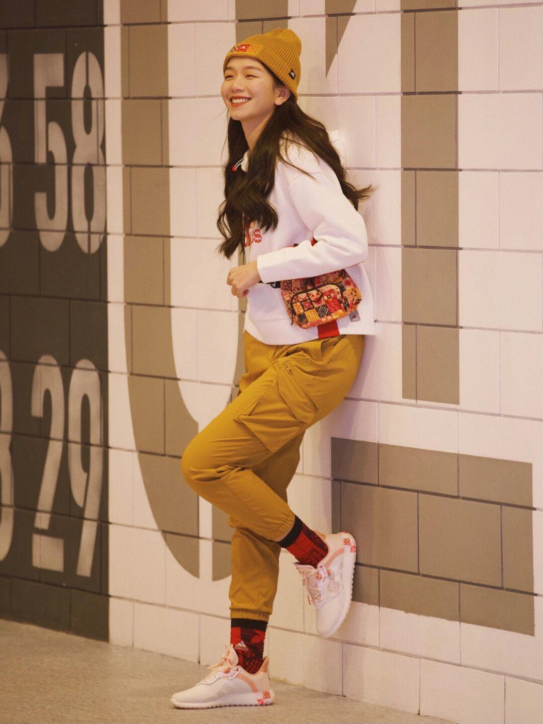 卫衣里面穿什么打底衫好看(冬天卫衣搭配什么显得年轻气质)(7)