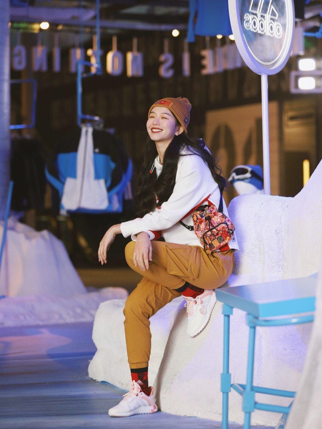 卫衣里面穿什么打底衫好看(冬天卫衣搭配什么显得年轻气质)(9)