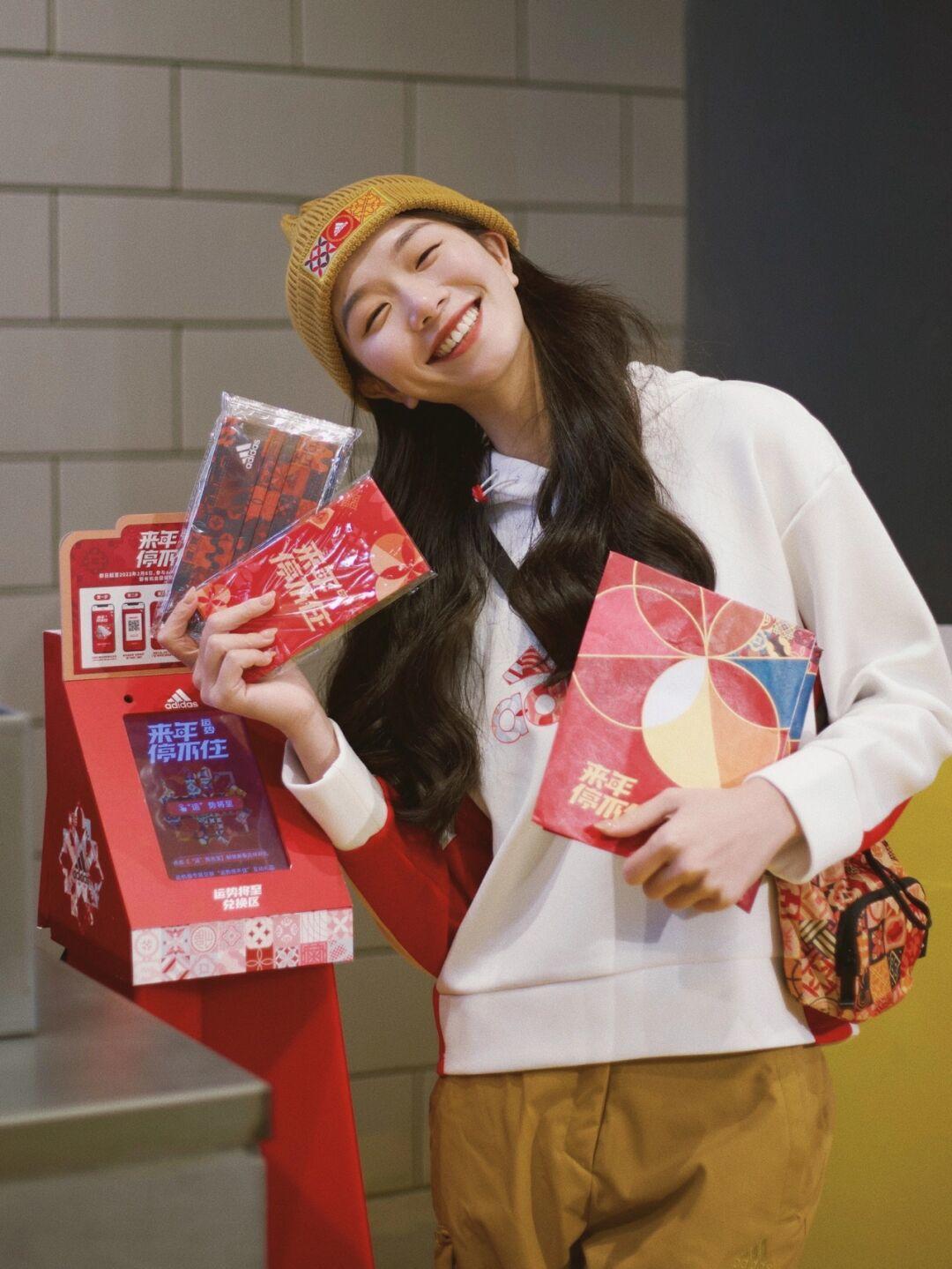 卫衣里面穿什么打底衫好看(冬天卫衣搭配什么显得年轻气质)(10)