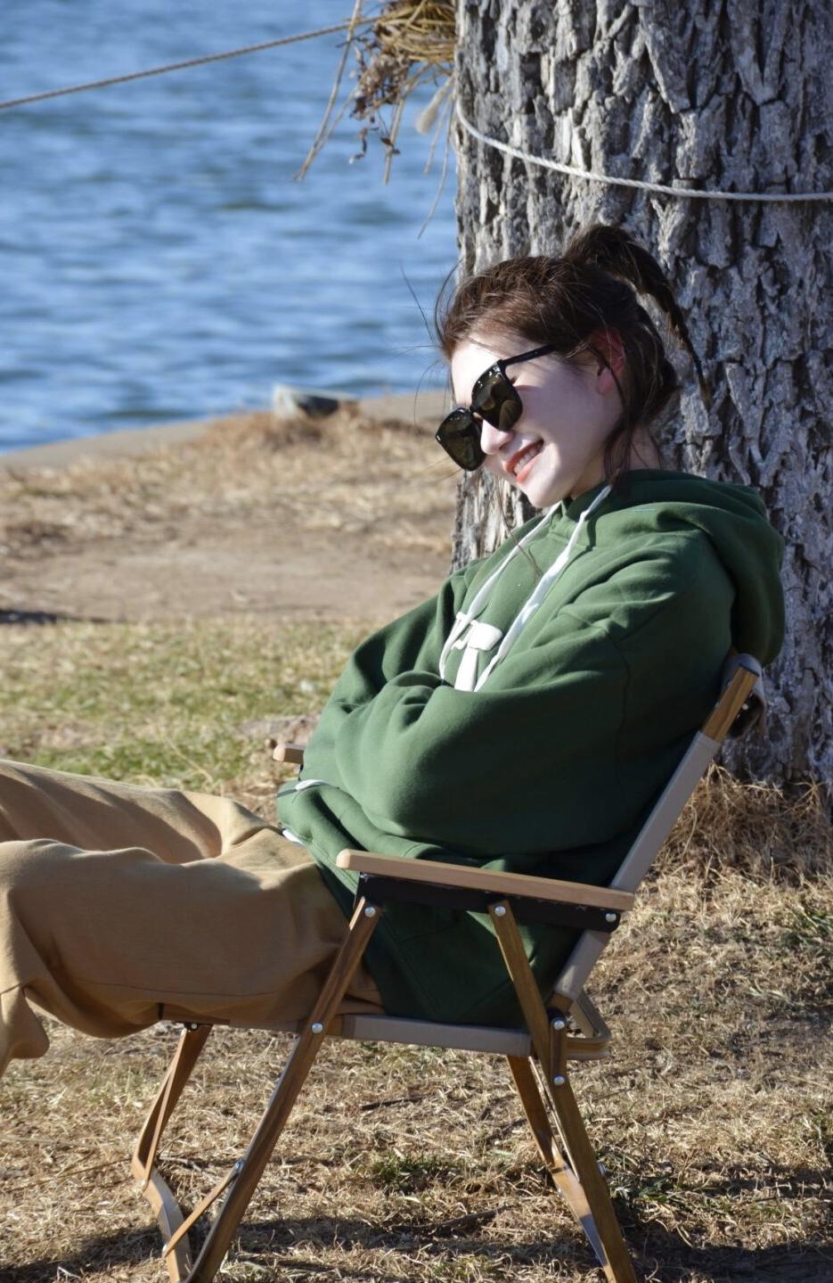 卫衣里面穿什么打底衫好看(冬天卫衣搭配什么显得年轻气质)(12)