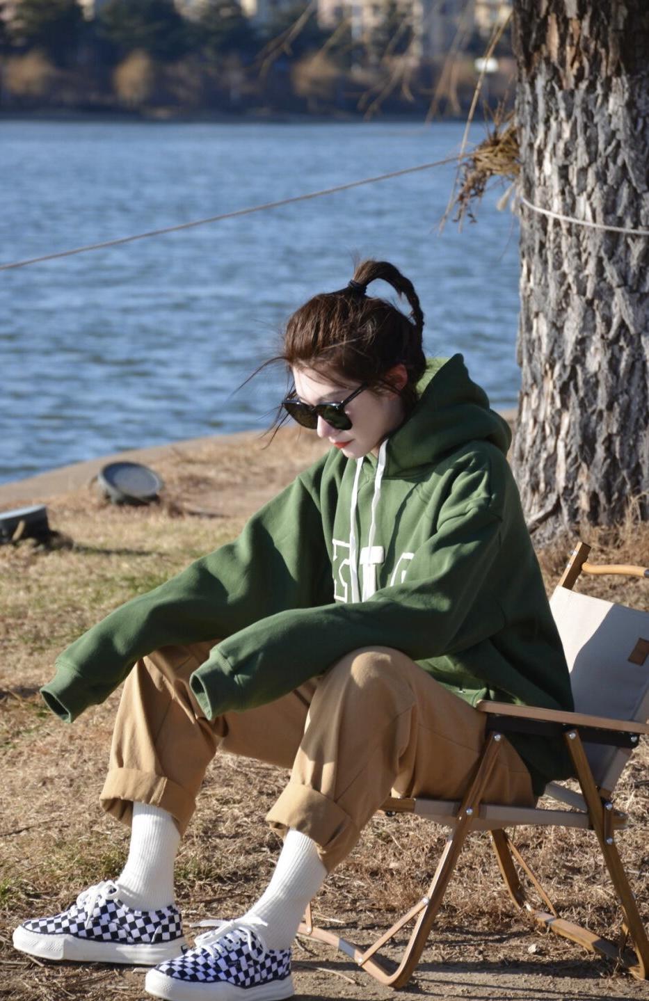 卫衣里面穿什么打底衫好看(冬天卫衣搭配什么显得年轻气质)(11)