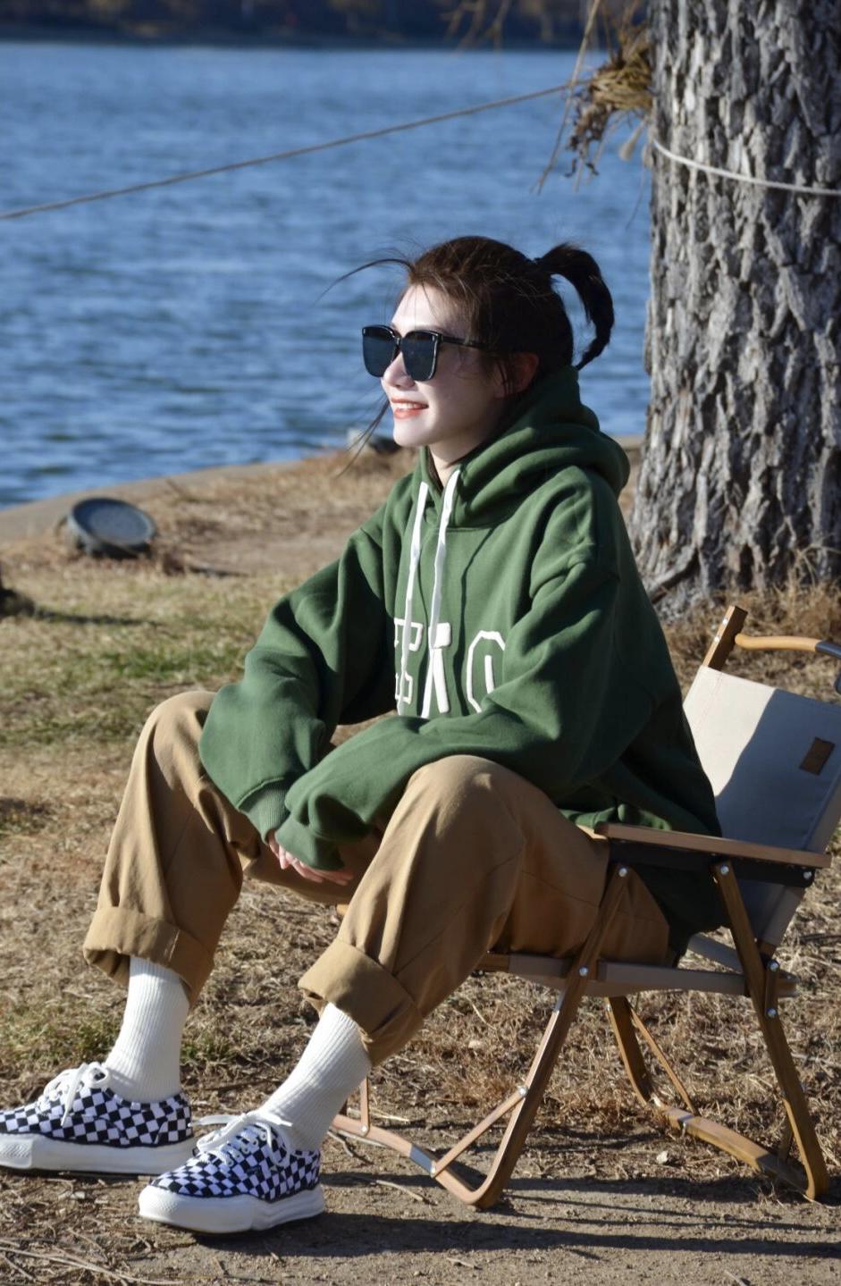 卫衣里面穿什么打底衫好看(冬天卫衣搭配什么显得年轻气质)(13)