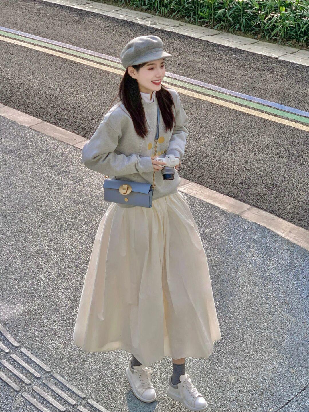 卫衣里面穿什么打底衫好看(冬天卫衣搭配什么显得年轻气质)(15)