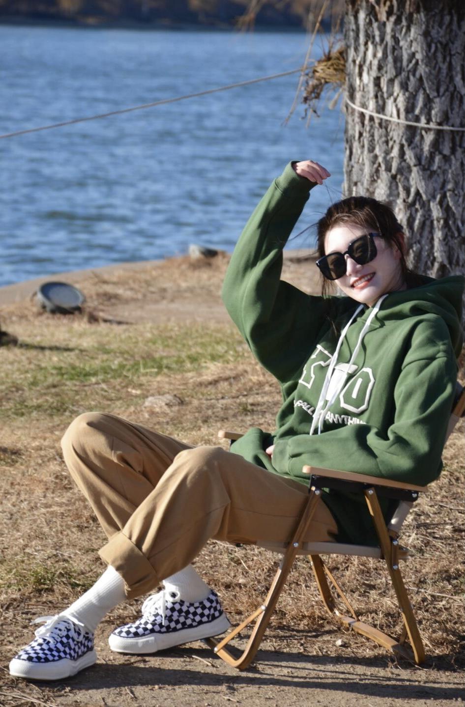 卫衣里面穿什么打底衫好看(冬天卫衣搭配什么显得年轻气质)(14)