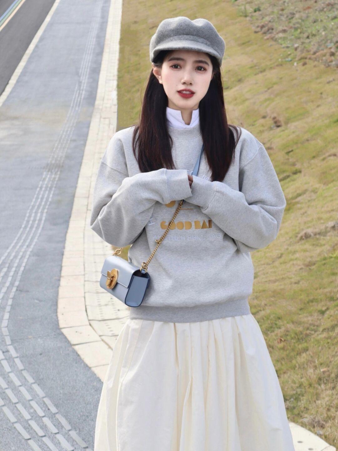 卫衣里面穿什么打底衫好看(冬天卫衣搭配什么显得年轻气质)(16)